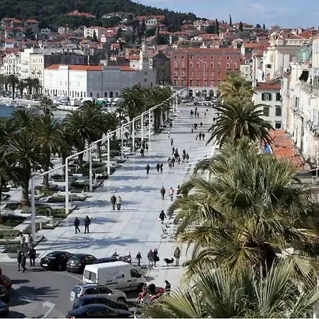 Novi Demy U Centru Splita Lägenhet *