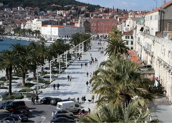 Novi Demy U Centru Splita Lägenhet *